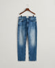 MID BLUE VINTAGE, SLIM GANT JEANS, FLAT-LAY BY GANT AU.