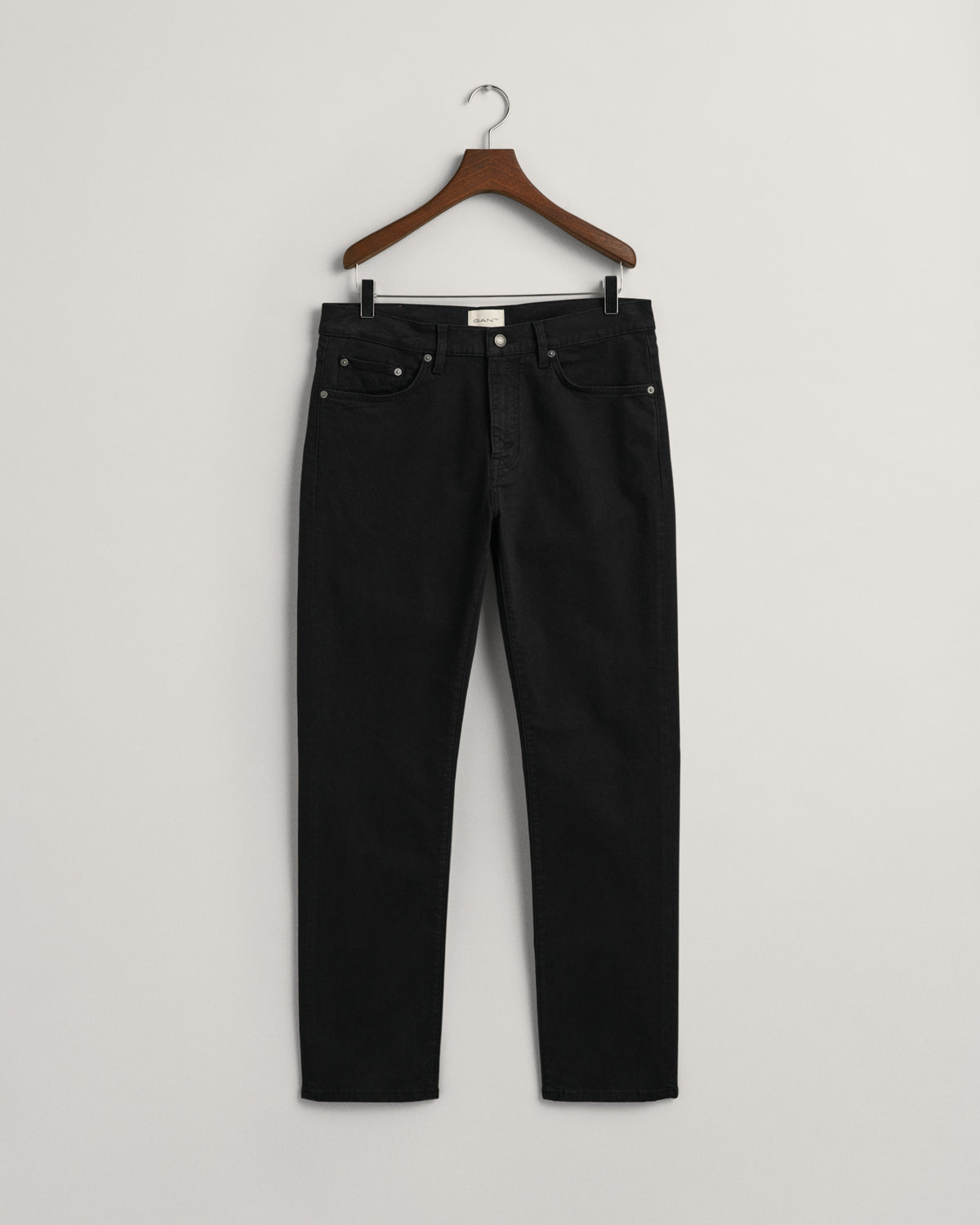 BLACK, REGULAR DESERT JEANS, FLAT-LAY BY GANT AU.