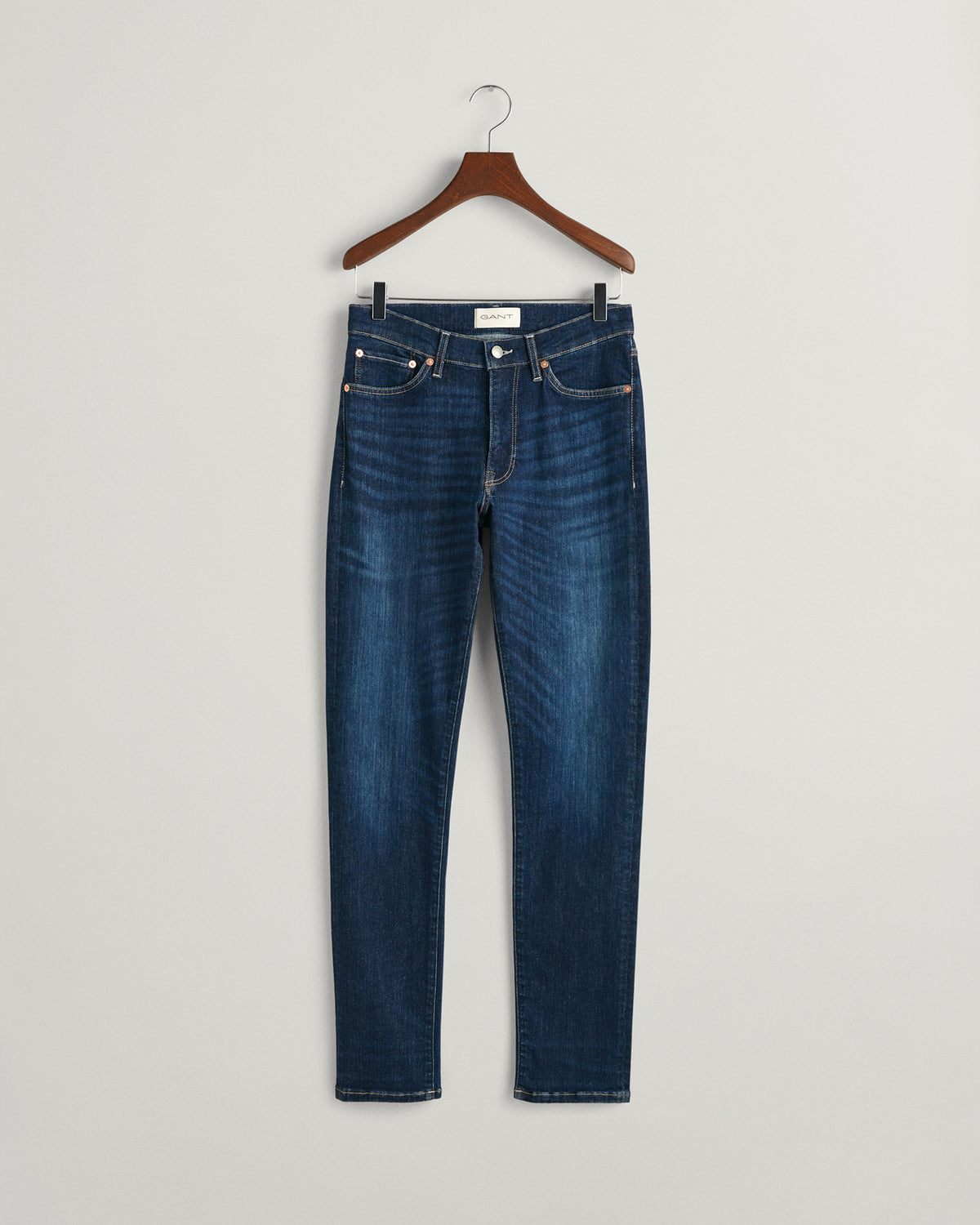 DARK BLUE WORN IN, EXTRA SLIM ACTIVE RECOVER JEANS, FLAT-LAY BY GANT AU.
