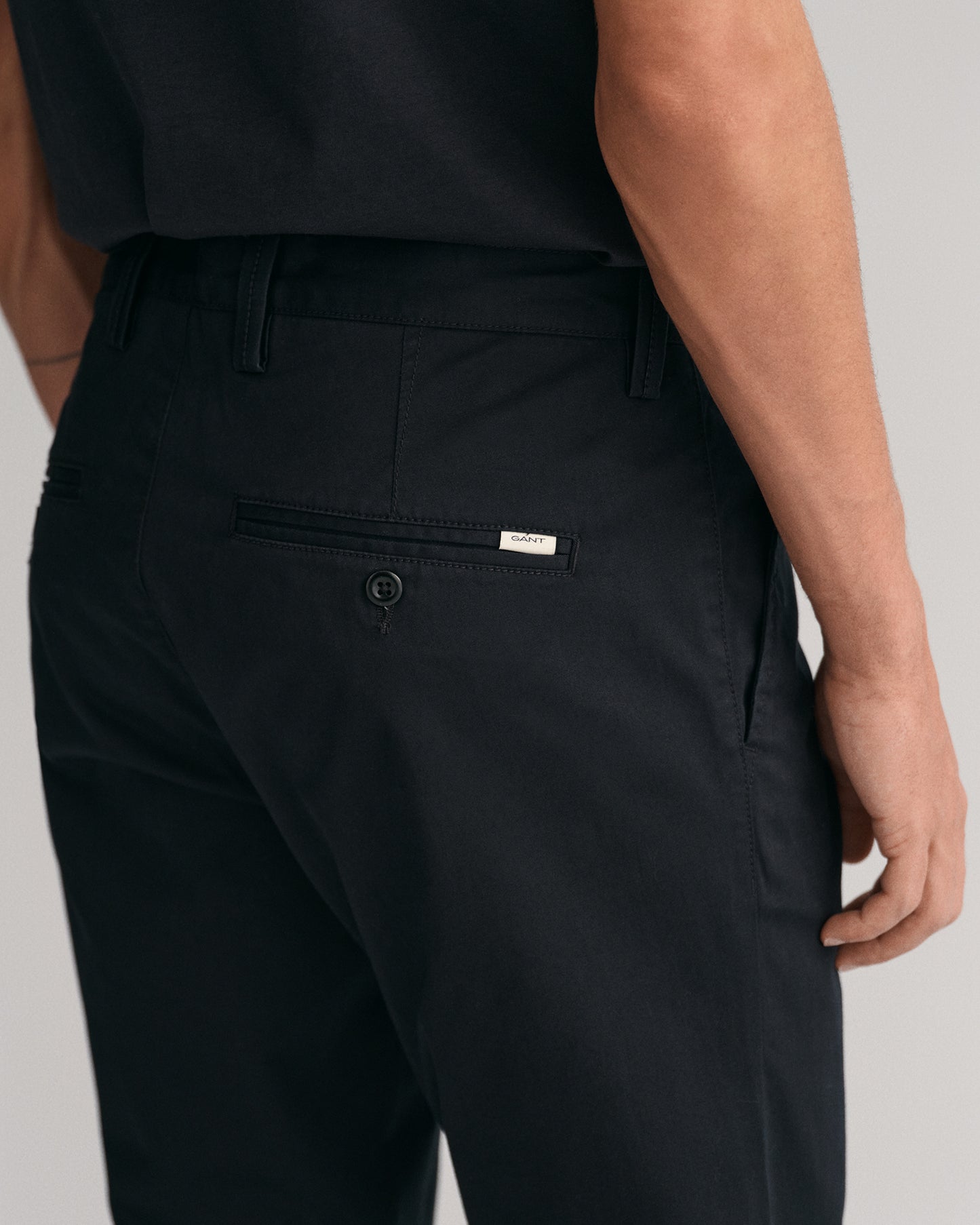 BLACK, SLIM TWILL CHINOS, CLOSE-UP BY GANT AU.