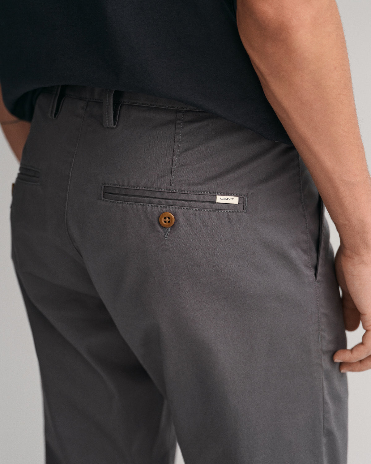 ANTRACITE, SLIM TWILL CHINOS, CLOSE-UP BY GANT AU.