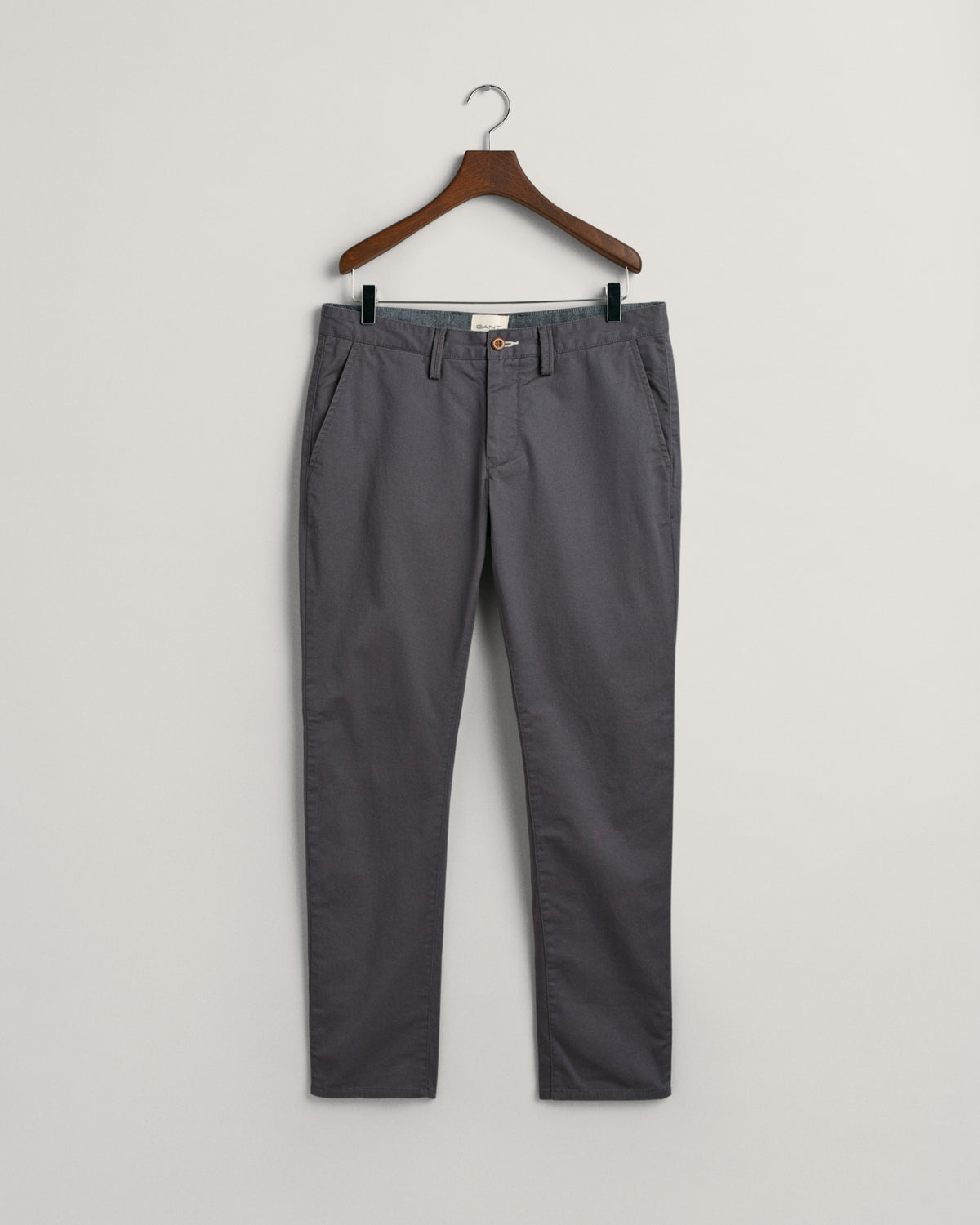 ANTRACITE, SLIM TWILL CHINOS, FLAT-LAY BY GANT AU.