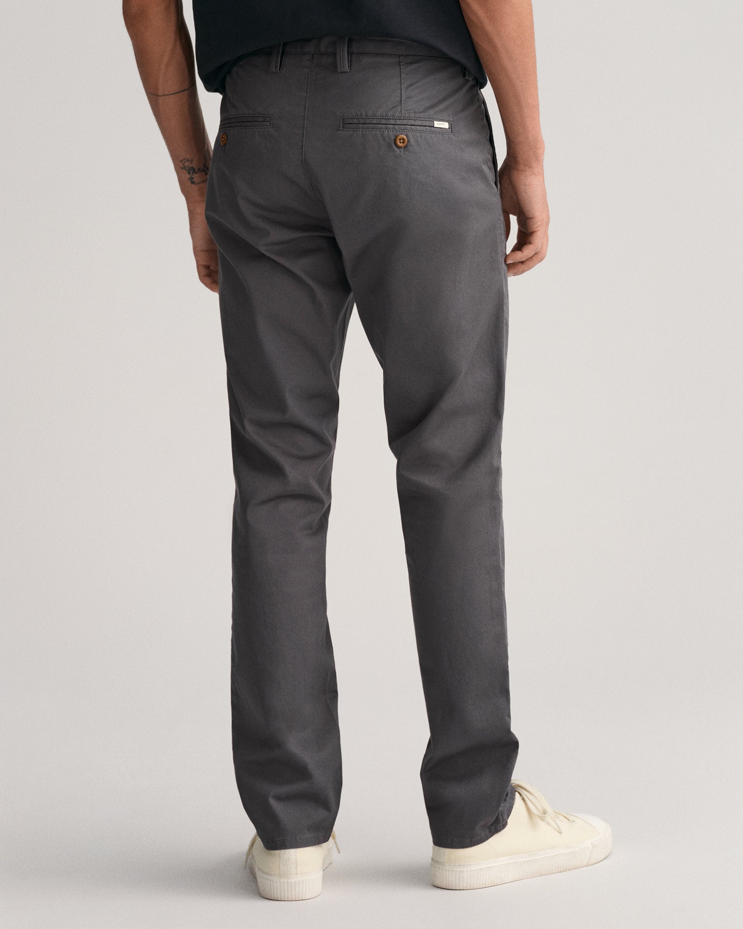 ANTRACITE, SLIM TWILL CHINOS, BACK-VIEW BY GANT AU.