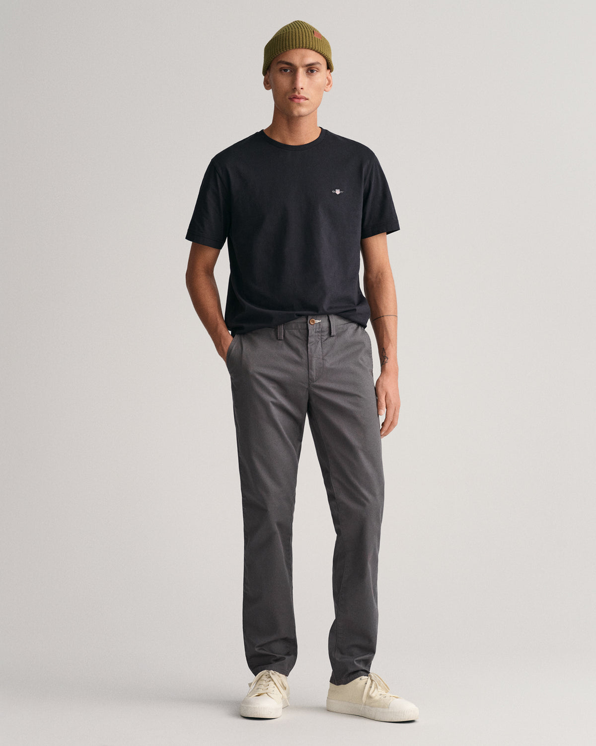 ANTRACITE, SLIM TWILL CHINOS, FRONT-VIEW BY GANT AU.