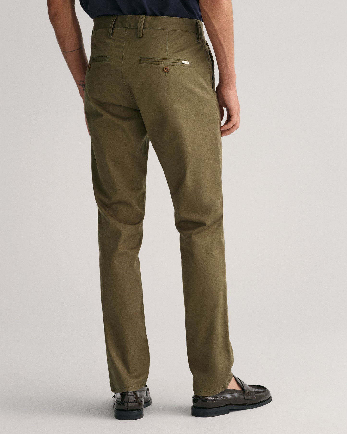 JUNIPER GREEN, SLIM TWILL CHINOS, BACK-VIEW BY GANT AU.