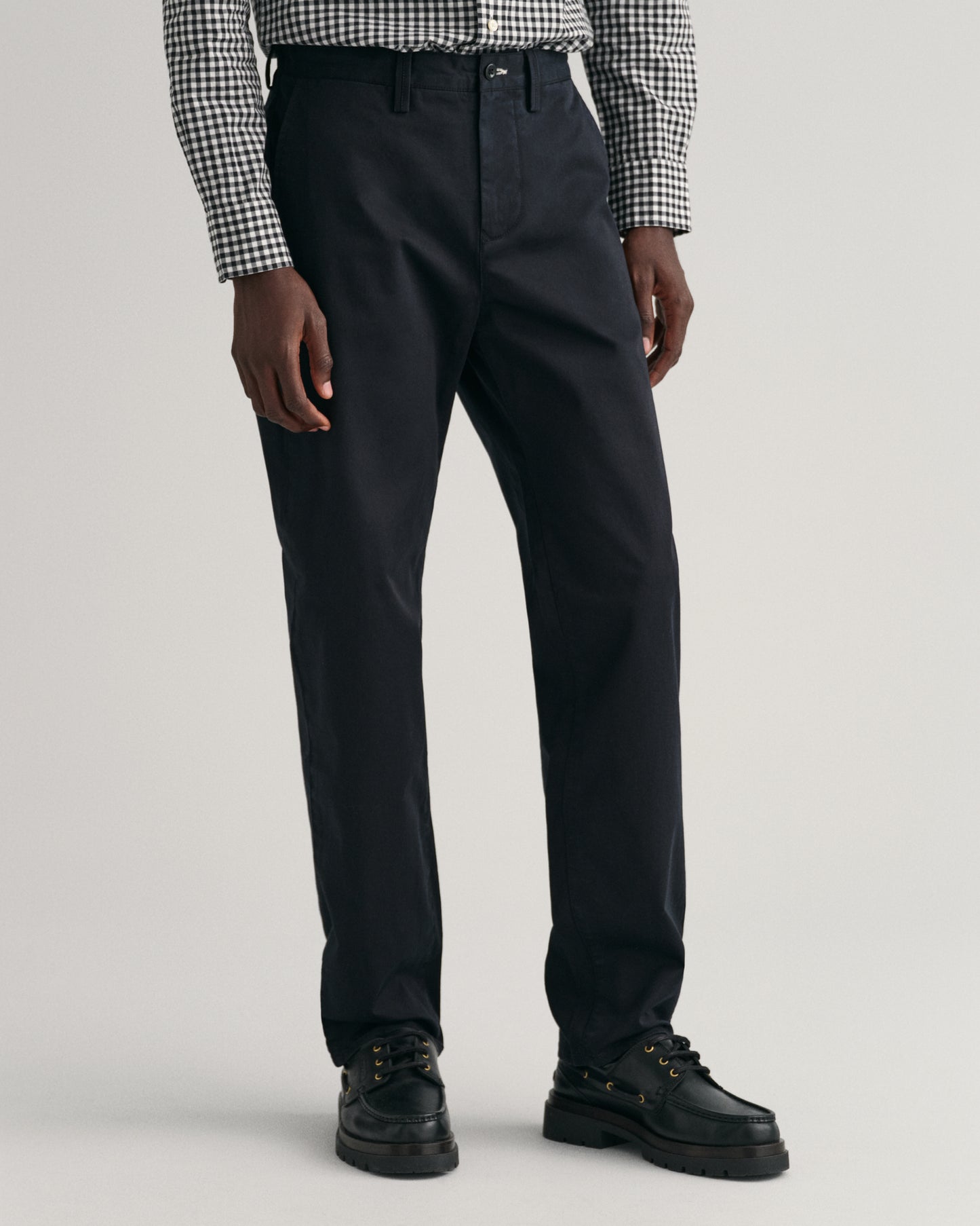 BLACK, REGULAR TWILL CHINOS, CLOSE-UP BY GANT AU.