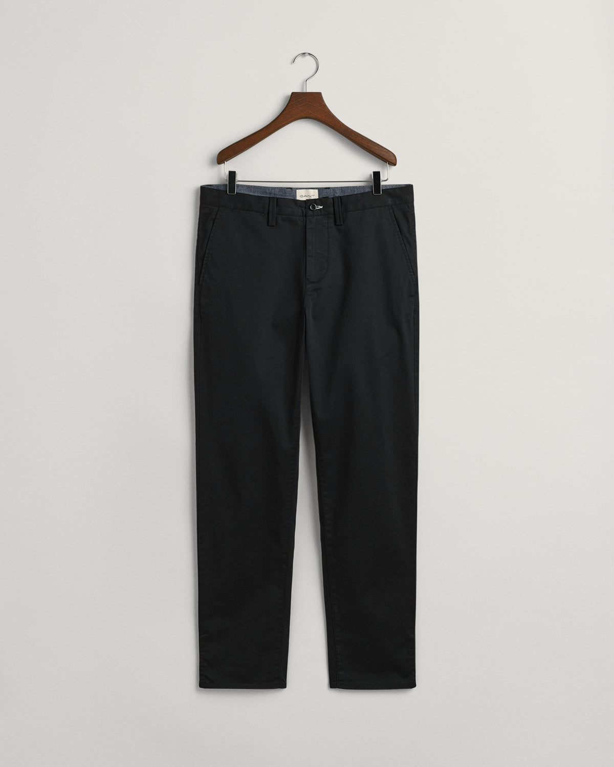 BLACK, REGULAR TWILL CHINOS, FLAT-LAY BY GANT AU.