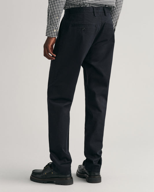 BLACK, REGULAR TWILL CHINOS, BACK-VIEW BY GANT AU.