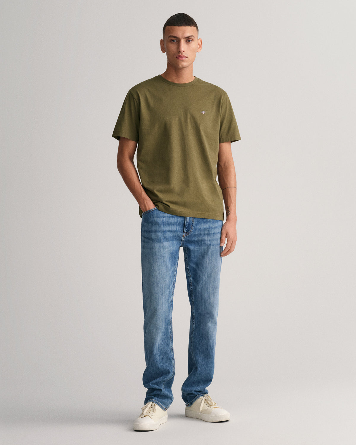 JUNIPER GREEN, REG SHIELD SS T-SHIRT BY GANT AU.