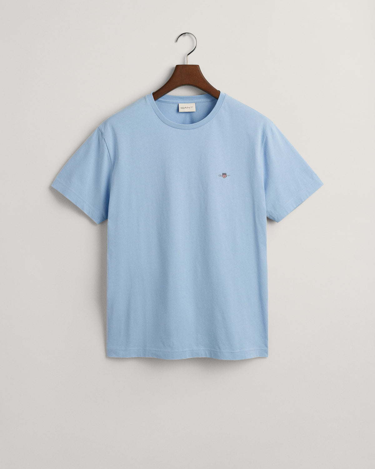 CAPRI BLUE, REG SHIELD SS T-SHIRT, FLAT-LAY BY GANT AU.