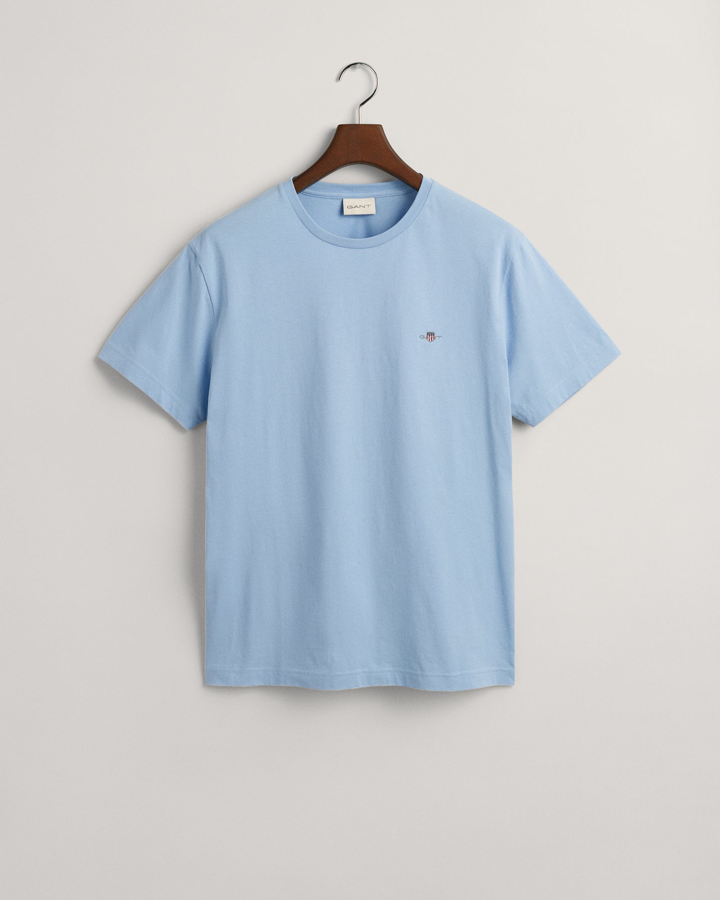 CAPRI BLUE, REG SHIELD SS T-SHIRT, FLAT-LAY BY GANT AU.