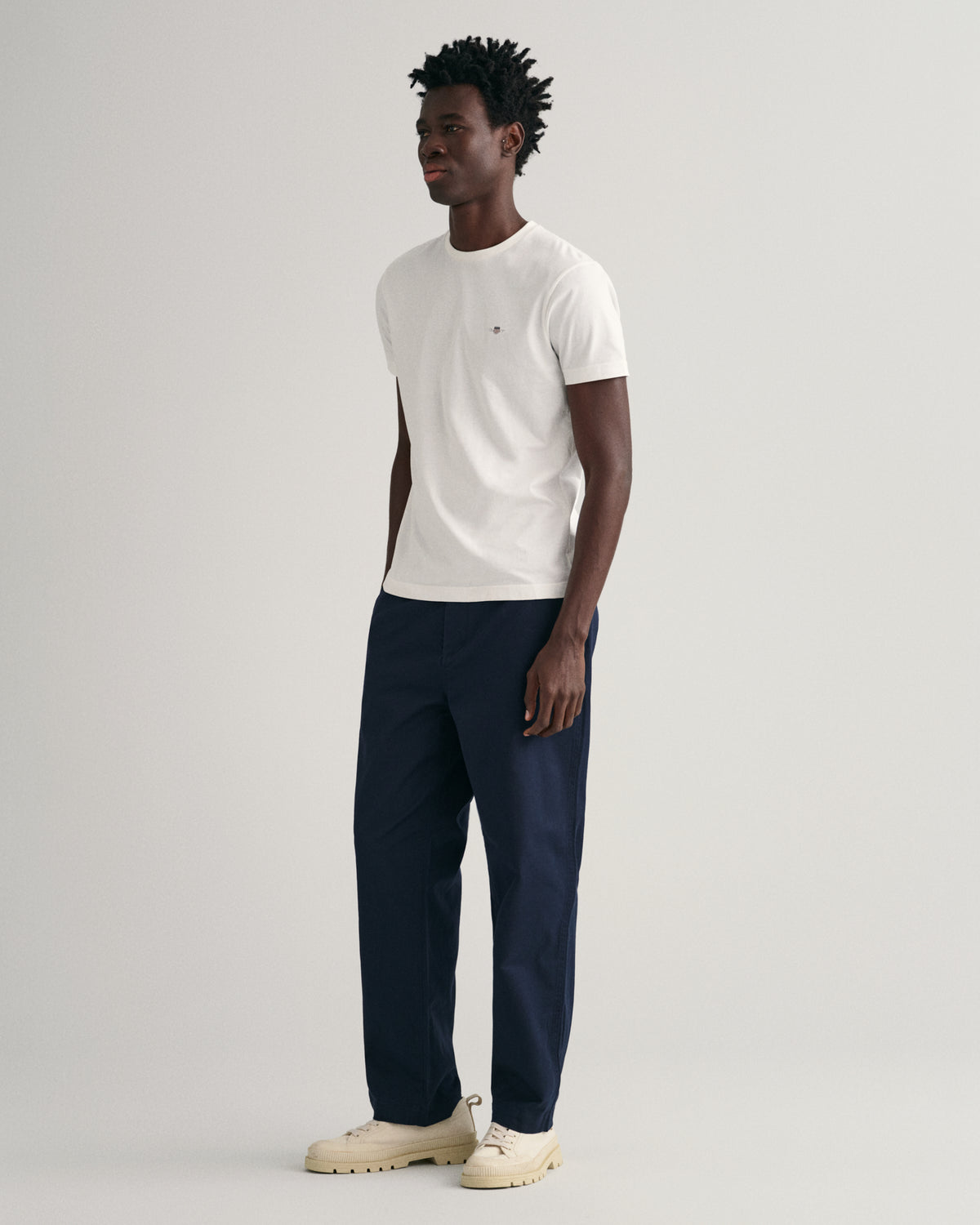 WHITE, SLIM SHIELD SS T-SHIRT BY GANT AU.