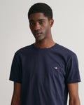 EVENING BLUE, SLIM SHIELD SS T-SHIRT, CLOSE-UP BY GANT AU.
