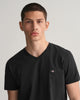 BLACK, SLIM SHIELD V-NECK T-SHIRT, CLOSE-UP BY GANT AU.