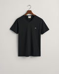 BLACK, SLIM SHIELD V-NECK T-SHIRT, FLAT-LAY BY GANT AU.