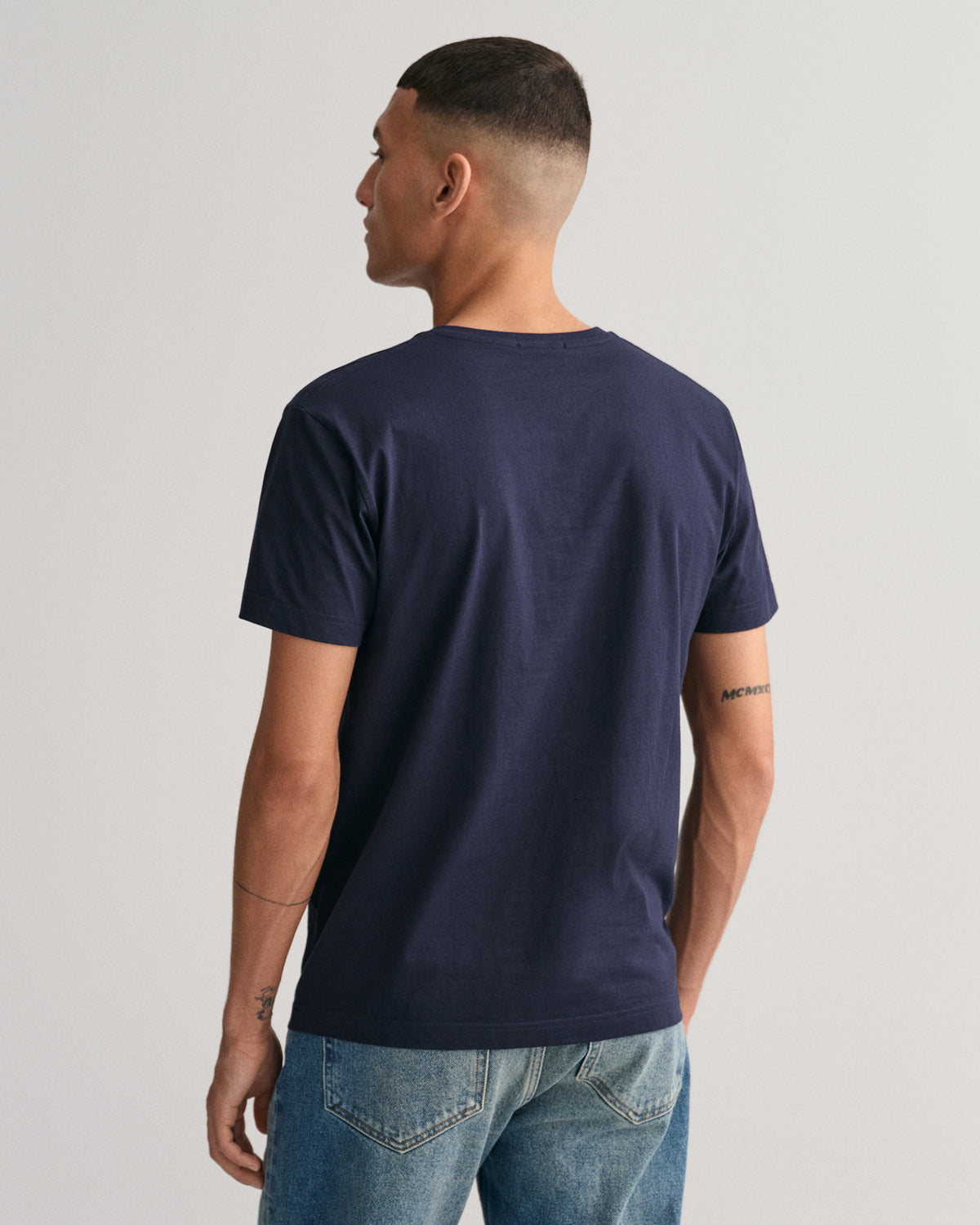 EVENING BLUE, SLIM SHIELD V-NECK T-SHIRT, BACK-VIEW BY GANT AU.