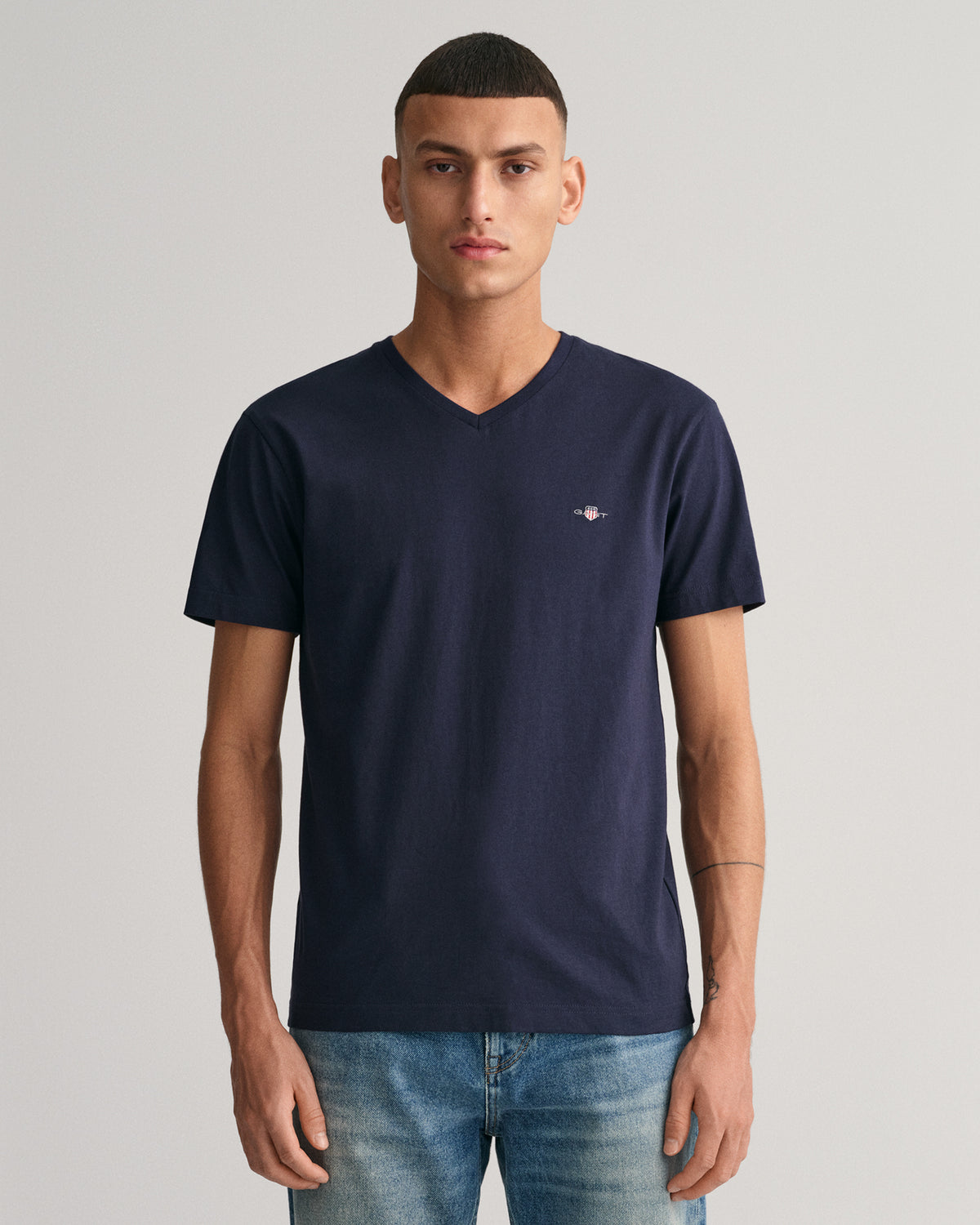 EVENING BLUE, SLIM SHIELD V-NECK T-SHIRT, FRONT-VIEW BY GANT AU.
