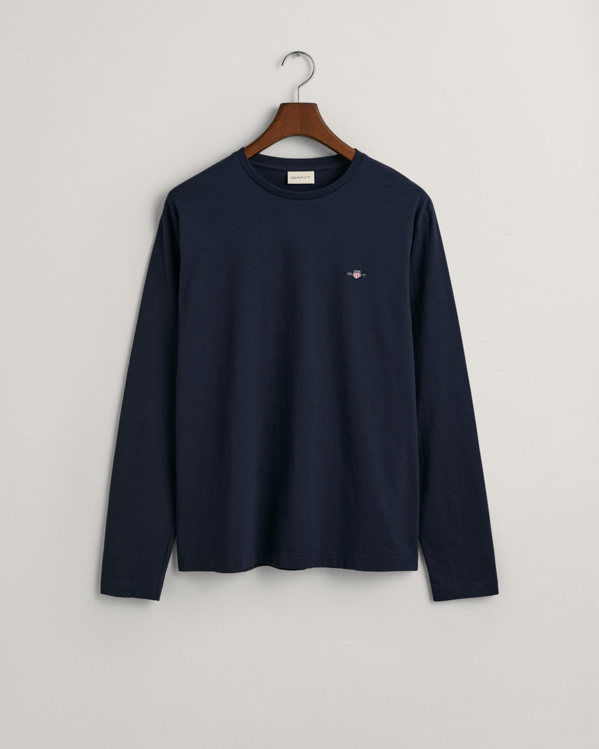 EVENING BLUE, REG SHIELD LS T-SHIRT, FLAT-LAY BY GANT AU.