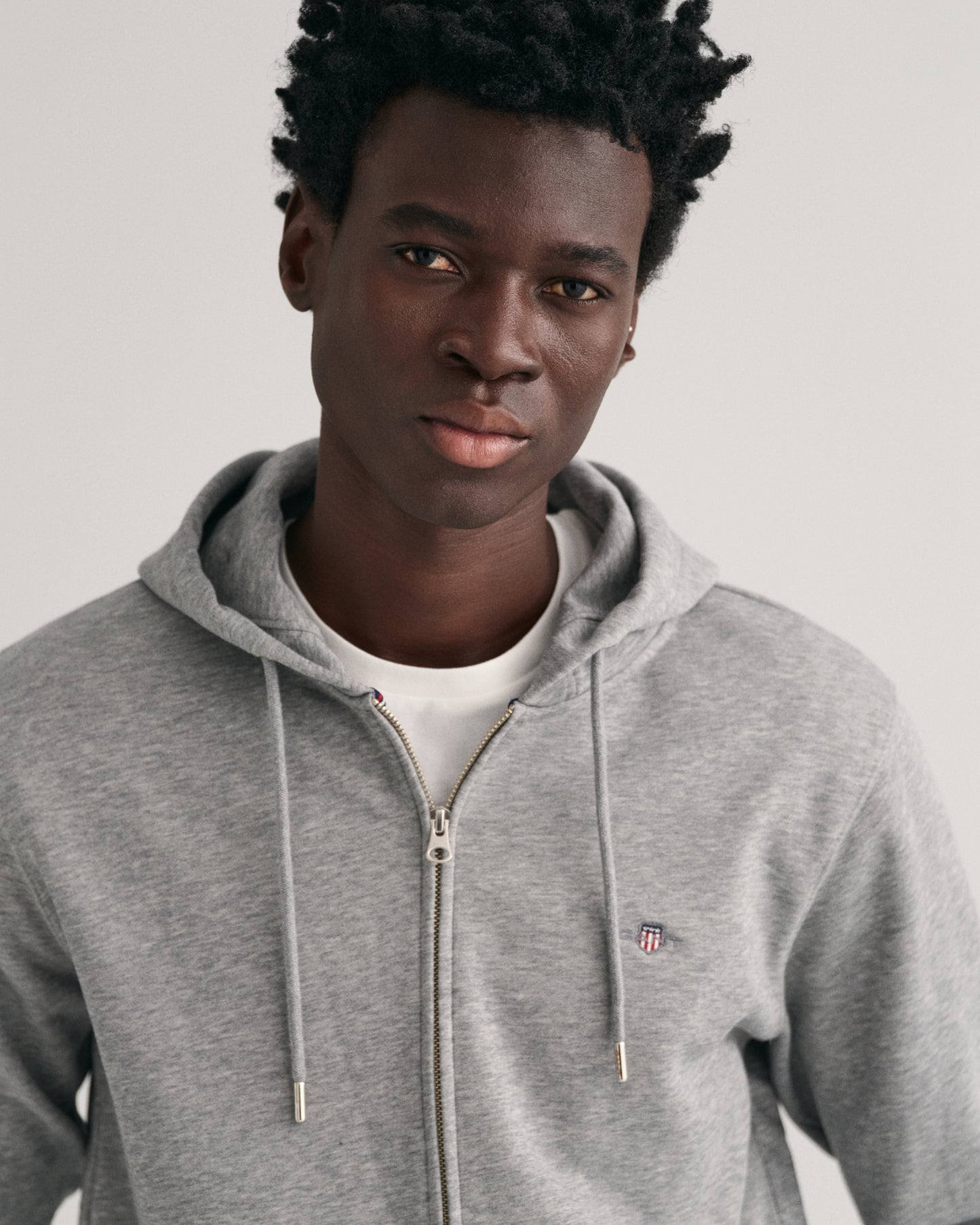 GREY MELANGE, REG SHIELD FULL ZIP HOODIE, CLOSE-UP BY GANT AU.