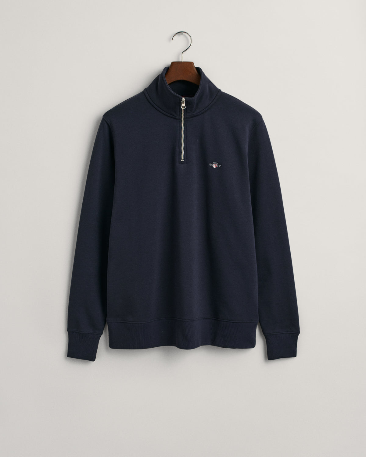EVENING BLUE, REG SHIELD HALF ZIP SWEAT, FLAT-LAY BY GANT AU.