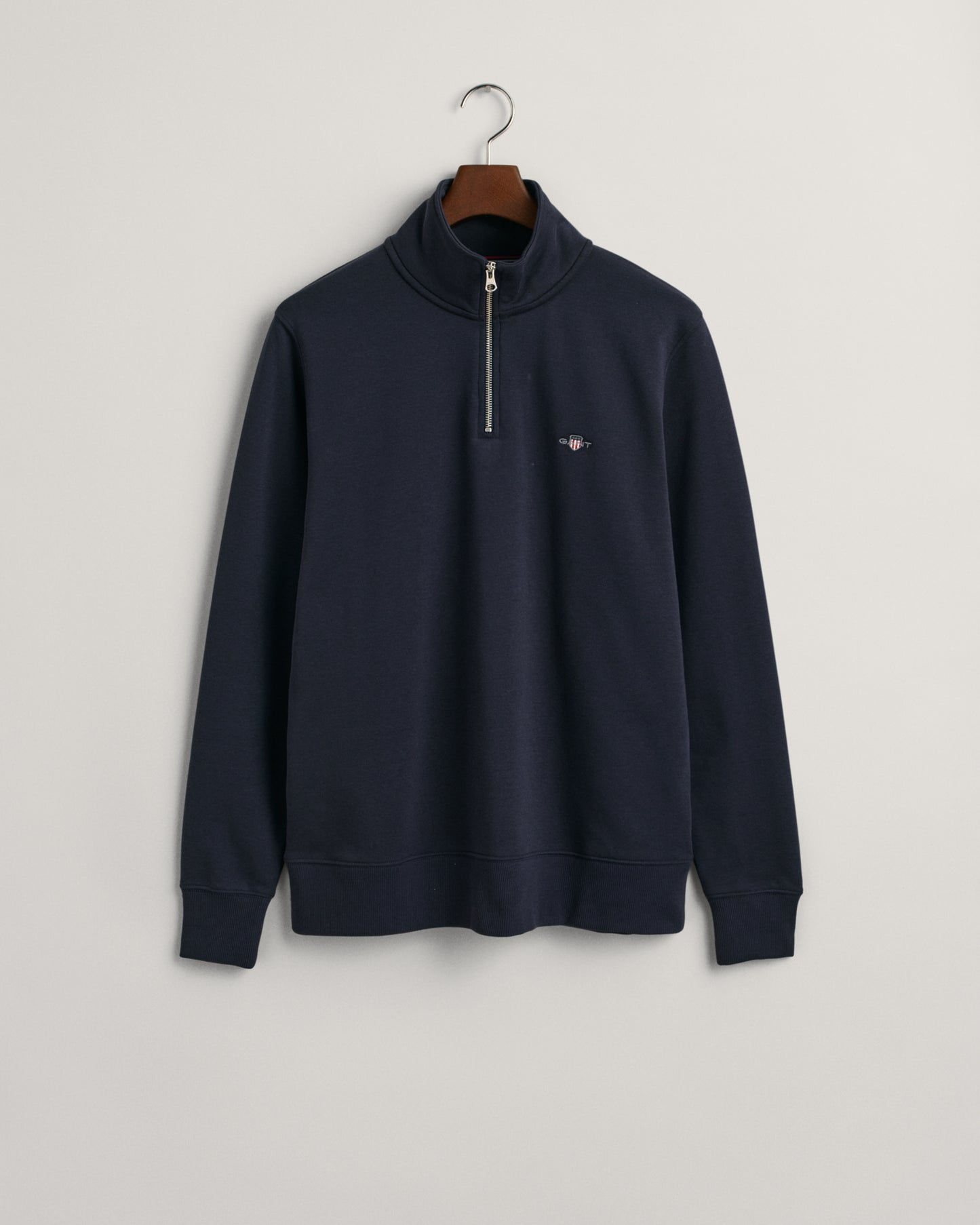 EVENING BLUE, REG SHIELD HALF ZIP SWEAT, FLAT-LAY BY GANT AU.
