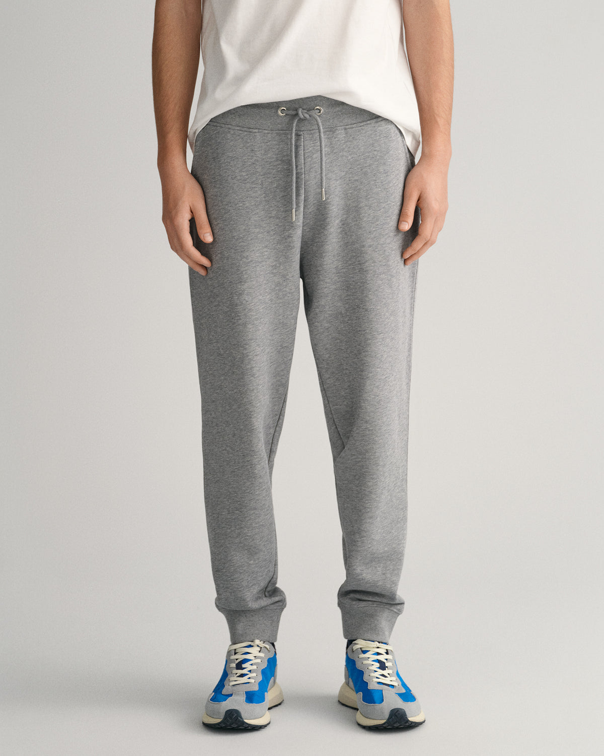 GREY MELANGE, REG SHIELD SWEATPANTS, CLOSE-UP BY GANT AU.