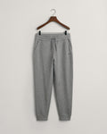 GREY MELANGE, REG SHIELD SWEATPANTS, FLAT-LAY BY GANT AU.