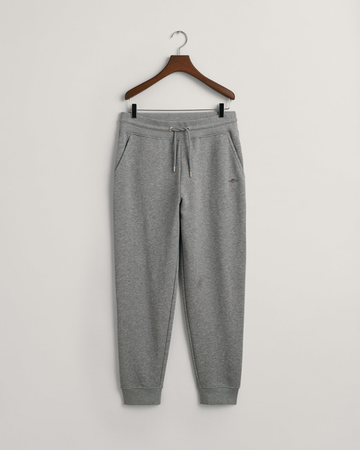 GREY MELANGE, REG SHIELD SWEATPANTS, FLAT-LAY BY GANT AU.