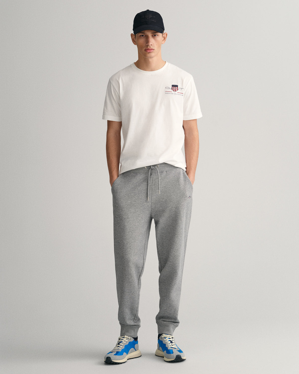 GREY MELANGE, REG SHIELD SWEATPANTS BY GANT AU.