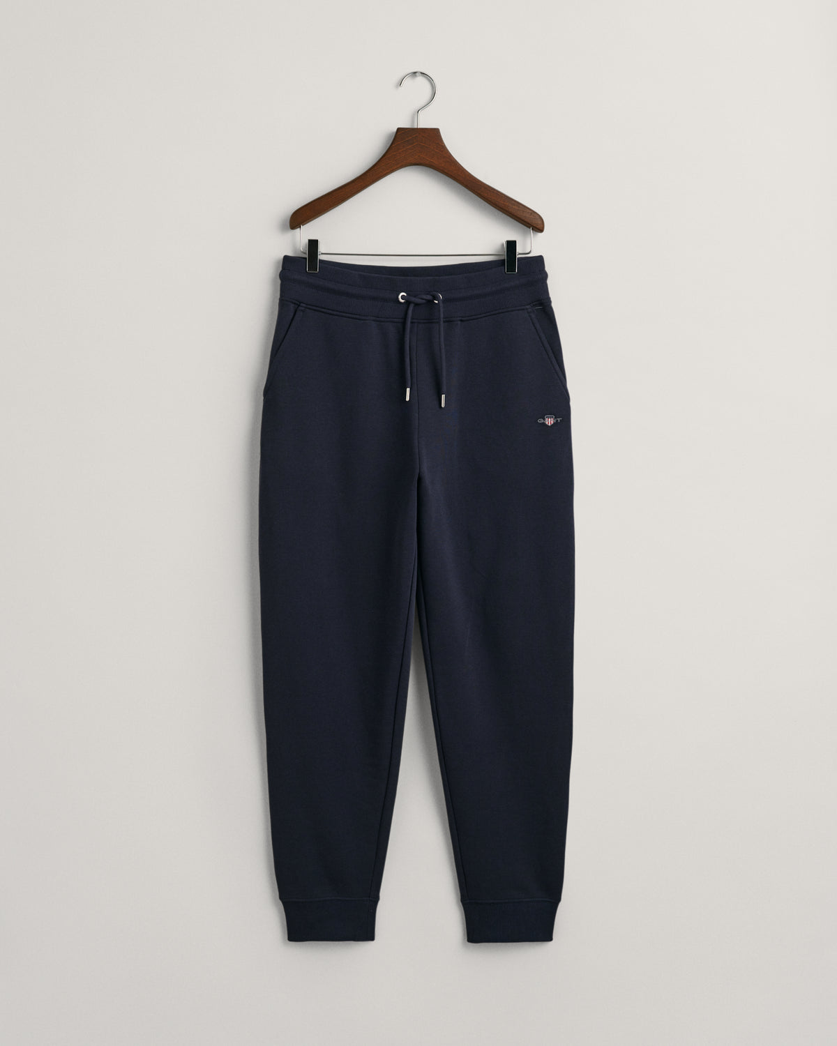 EVENING BLUE, REG SHIELD SWEATPANTS, FLAT-LAY BY GANT AU.