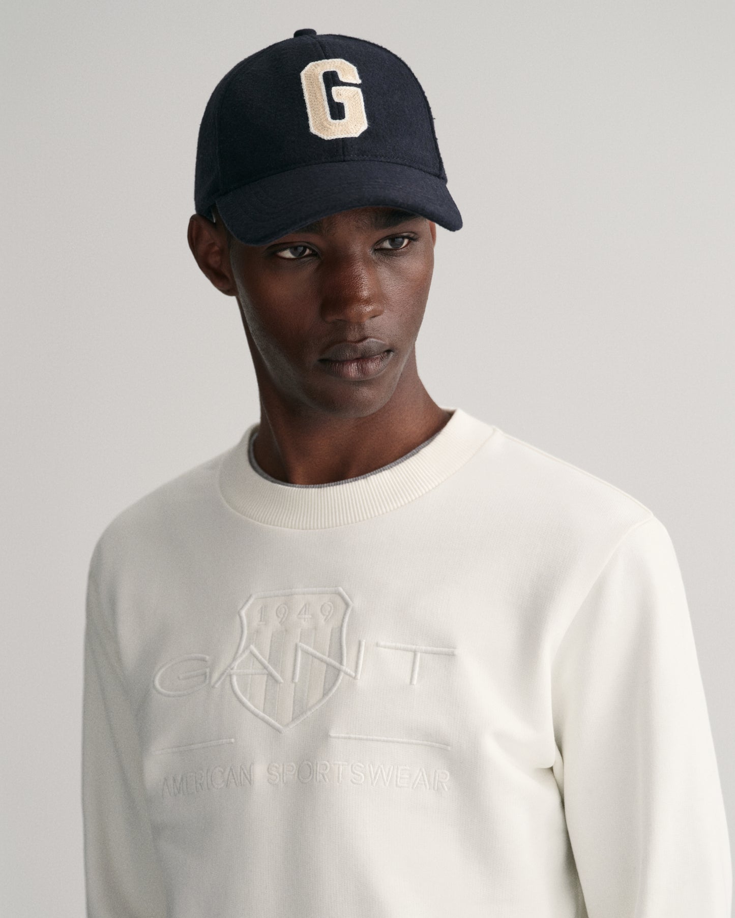 EGGSHELL, REG TONAL SHIELD C-NECK SWEAT, CLOSE-UP BY GANT AU.