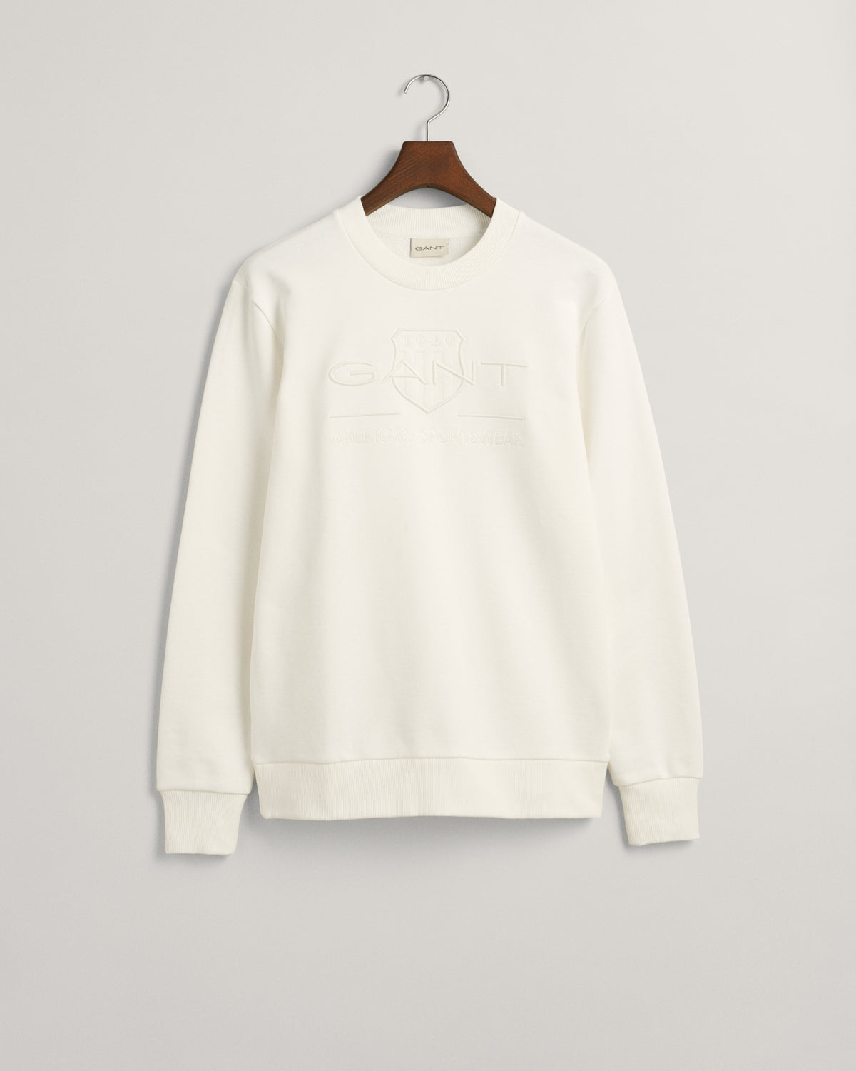EGGSHELL, REG TONAL SHIELD C-NECK SWEAT, FLAT-LAY BY GANT AU.