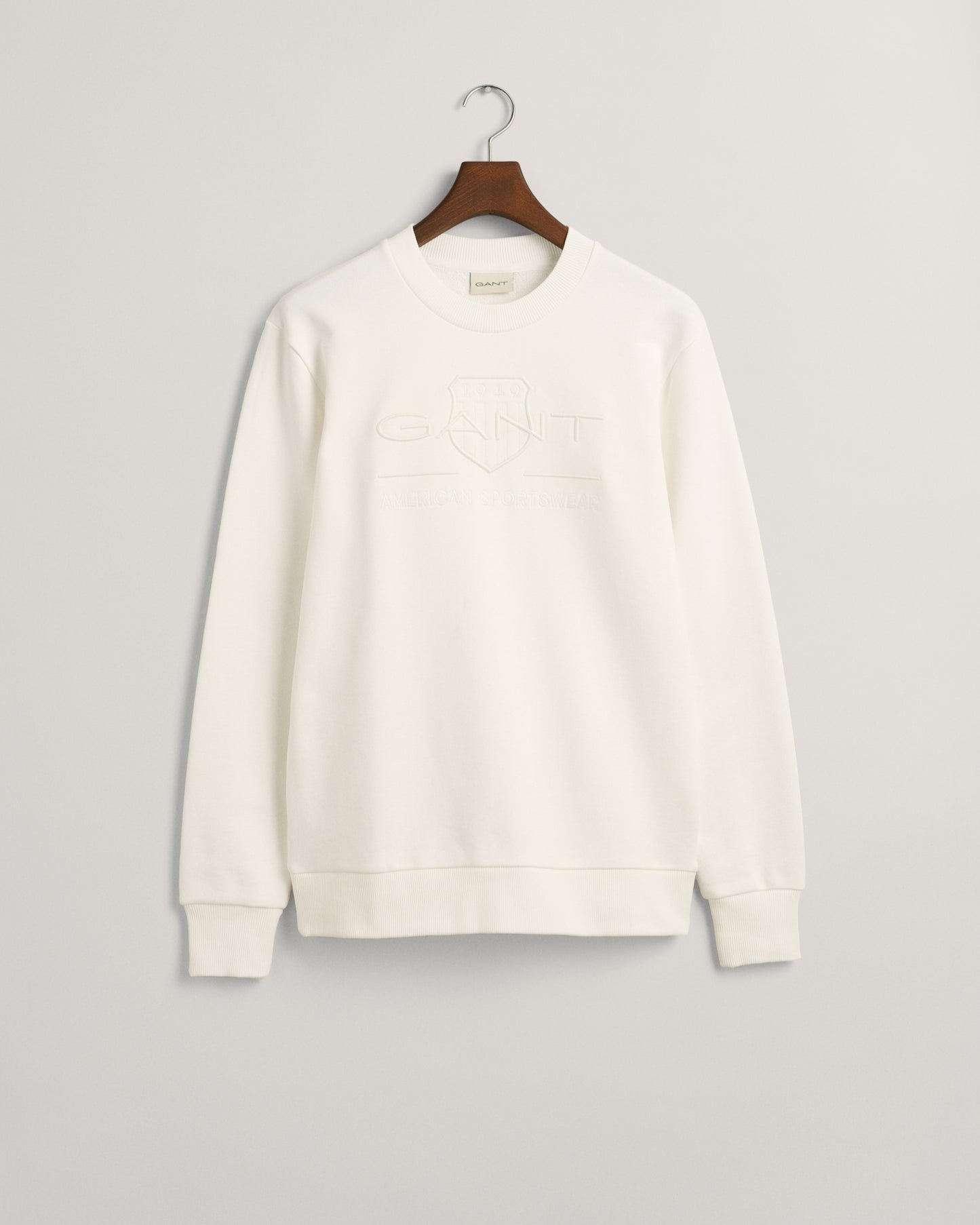 EGGSHELL, REG TONAL SHIELD C-NECK SWEAT, FLAT-LAY BY GANT AU.