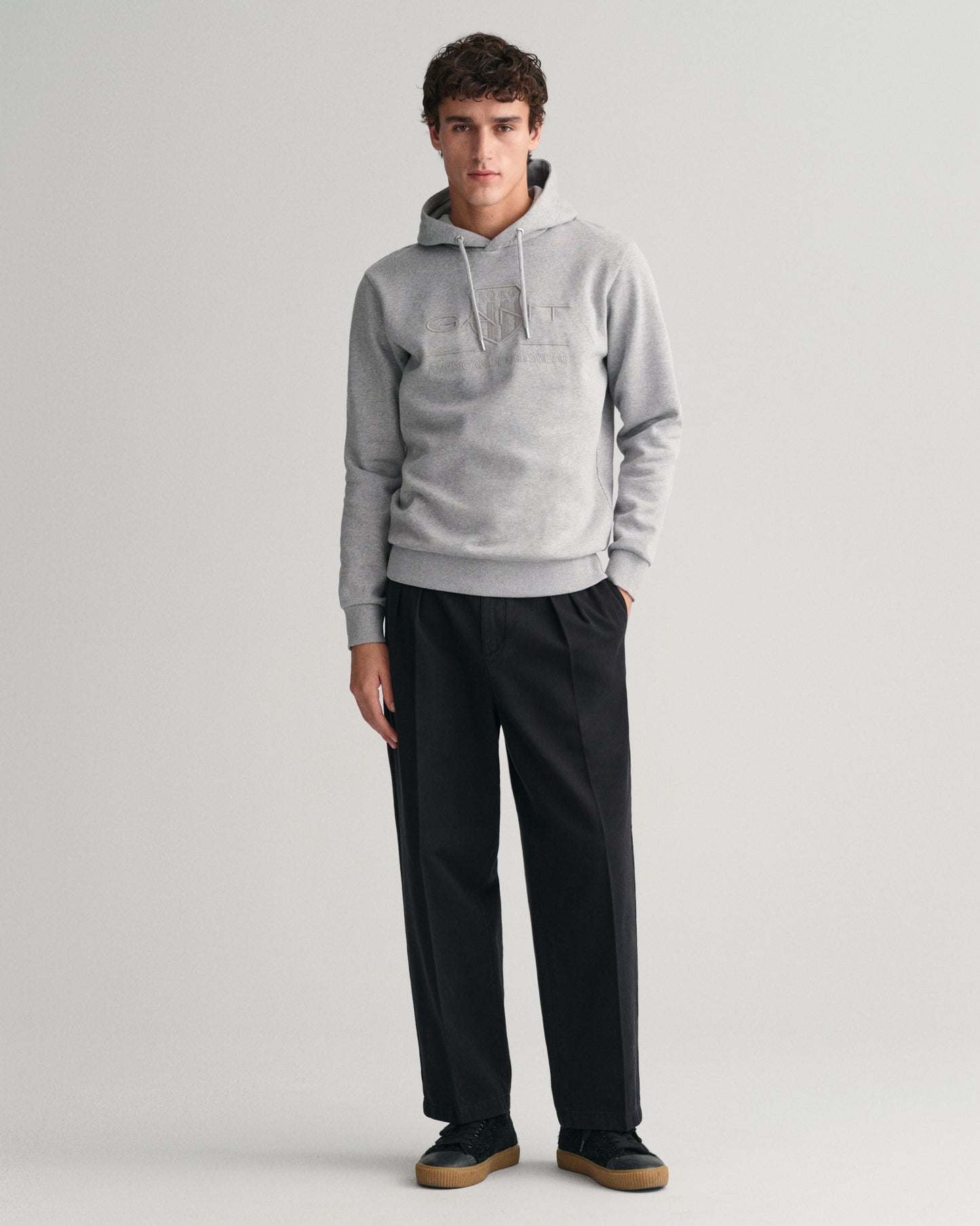 GREY MELANGE, REG TONAL SHIELD HOODIE BY GANT AU.