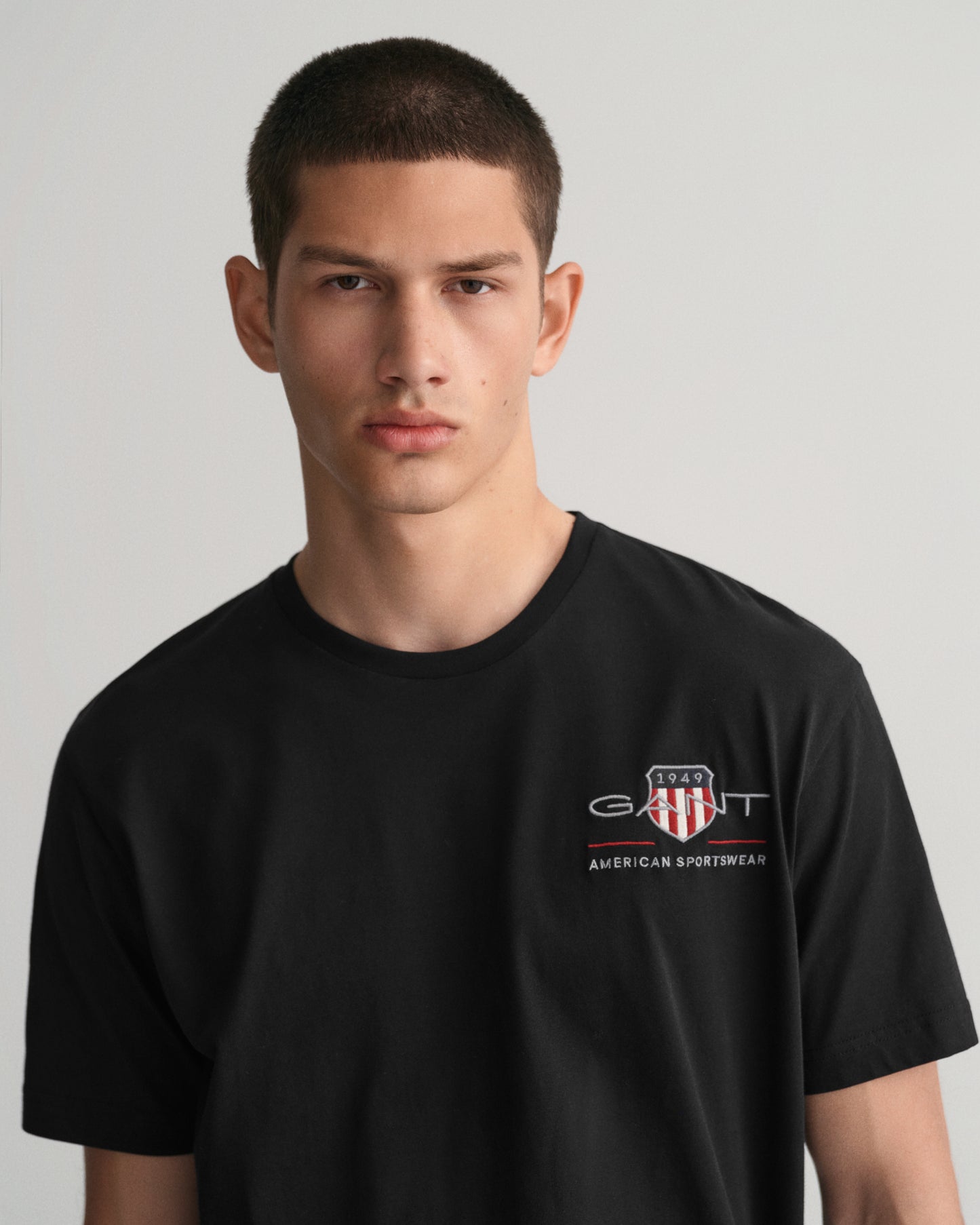 BLACK, REG ARCHIVE SHIELD EMB SS T-SHIRT, CLOSE-UP BY GANT AU.