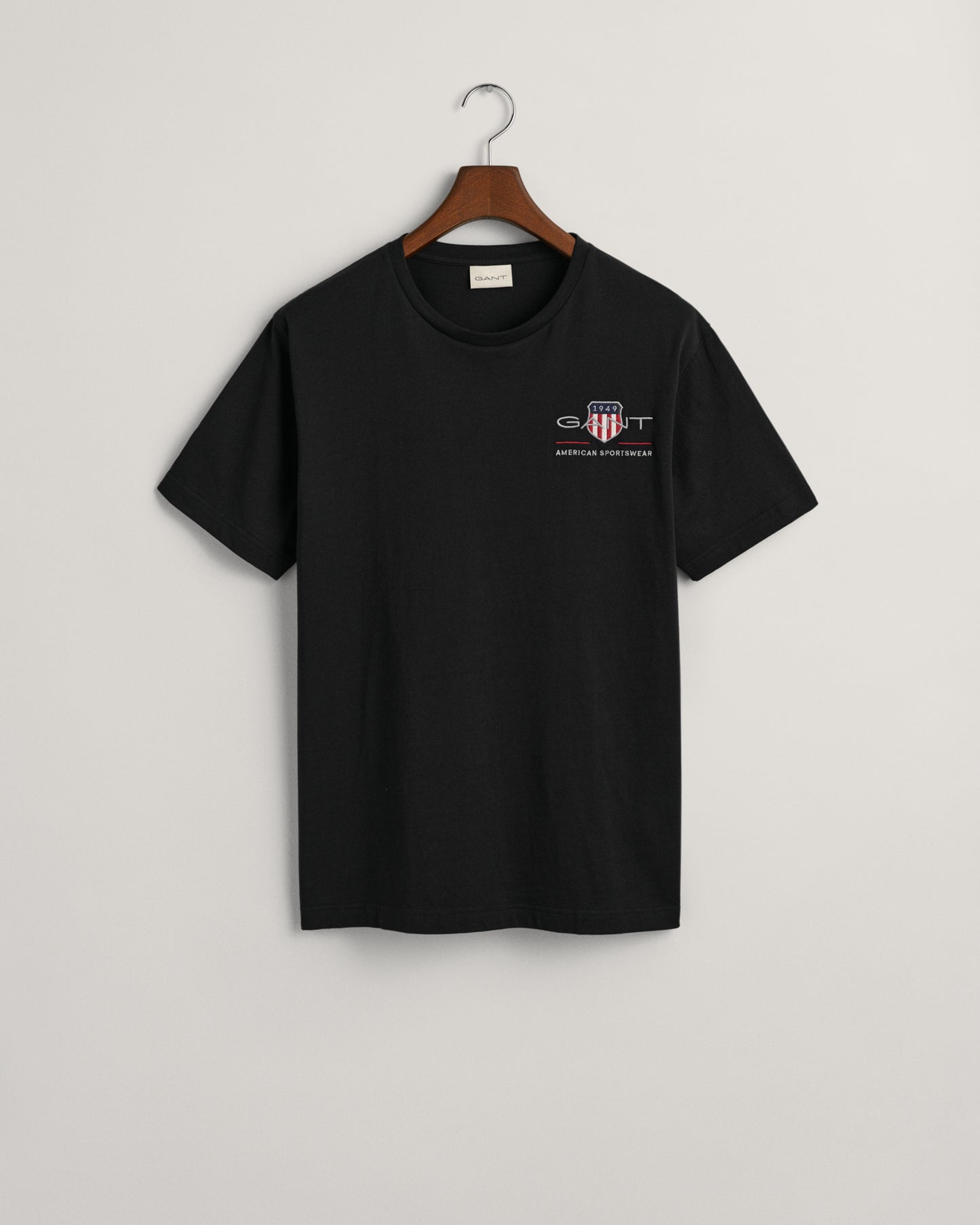 BLACK, REG ARCHIVE SHIELD EMB SS T-SHIRT, FLAT-LAY BY GANT AU.