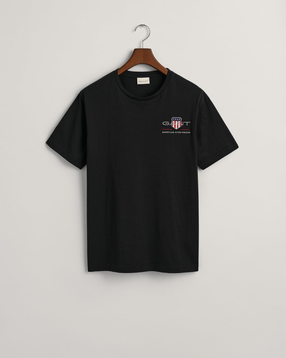 BLACK, REG ARCHIVE SHIELD EMB SS T-SHIRT, FLAT-LAY BY GANT AU.