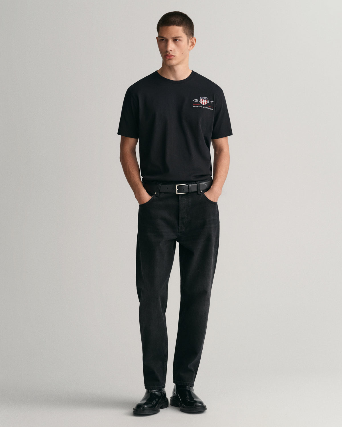 BLACK, REG ARCHIVE SHIELD EMB SS T-SHIRT BY GANT AU.