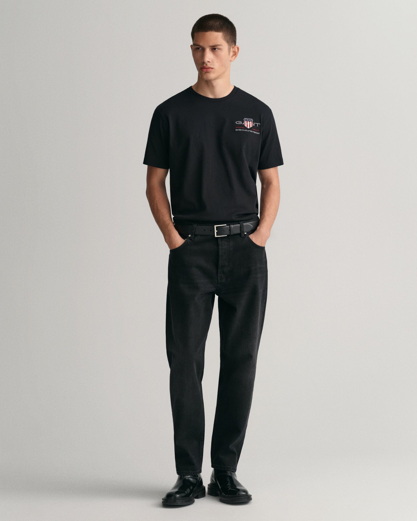 BLACK, REG ARCHIVE SHIELD EMB SS T-SHIRT BY GANT AU.