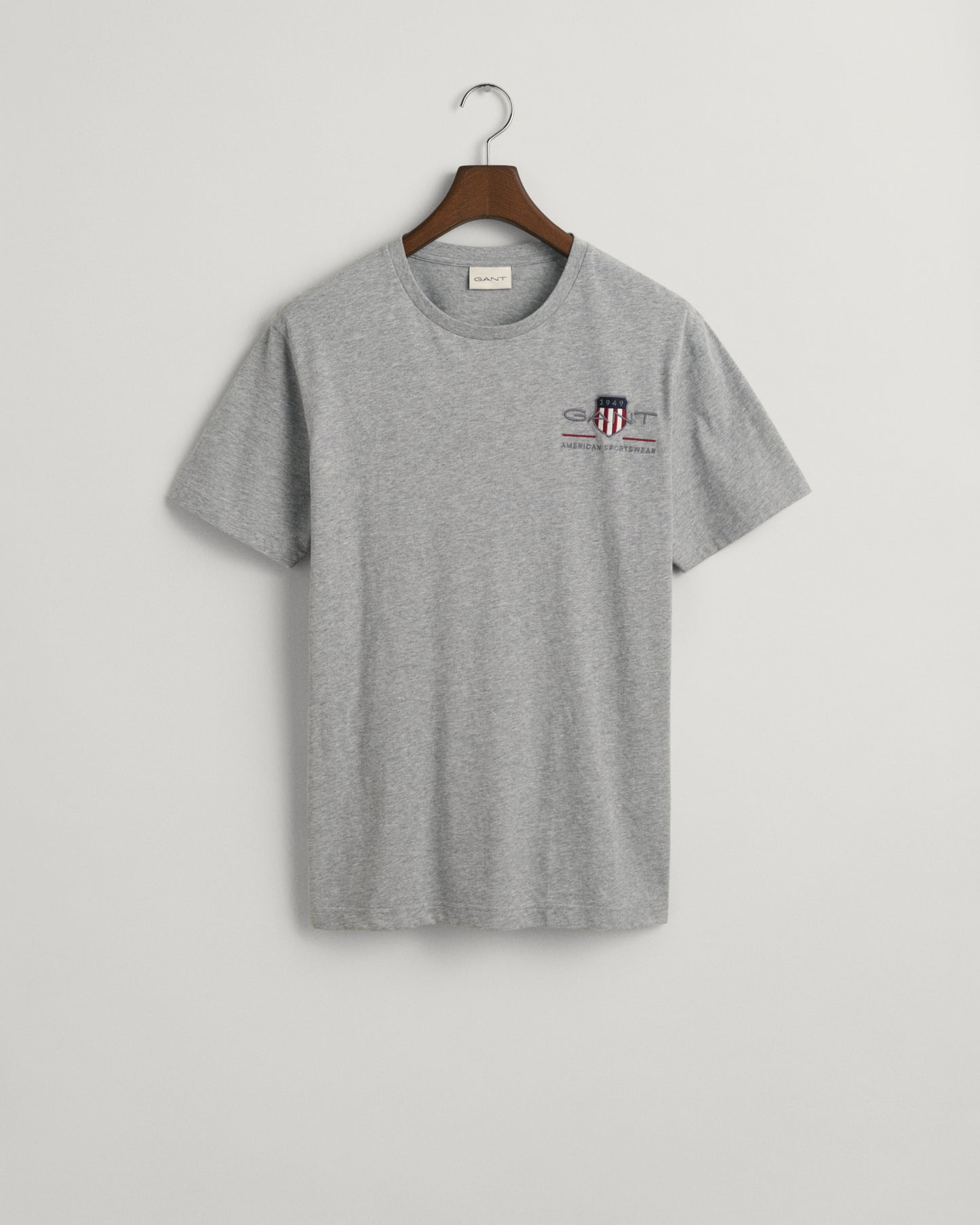 GREY MELANGE, REG ARCHIVE SHIELD EMB SS T-SHIRT, FLAT-LAY BY GANT AU.
