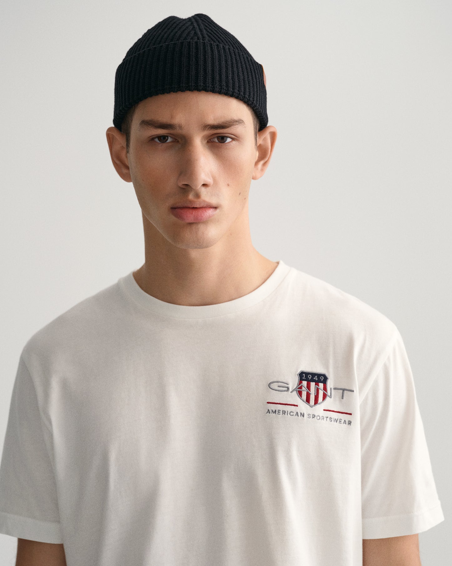 WHITE, REG ARCHIVE SHIELD EMB SS T-SHIRT, CLOSE-UP BY GANT AU.
