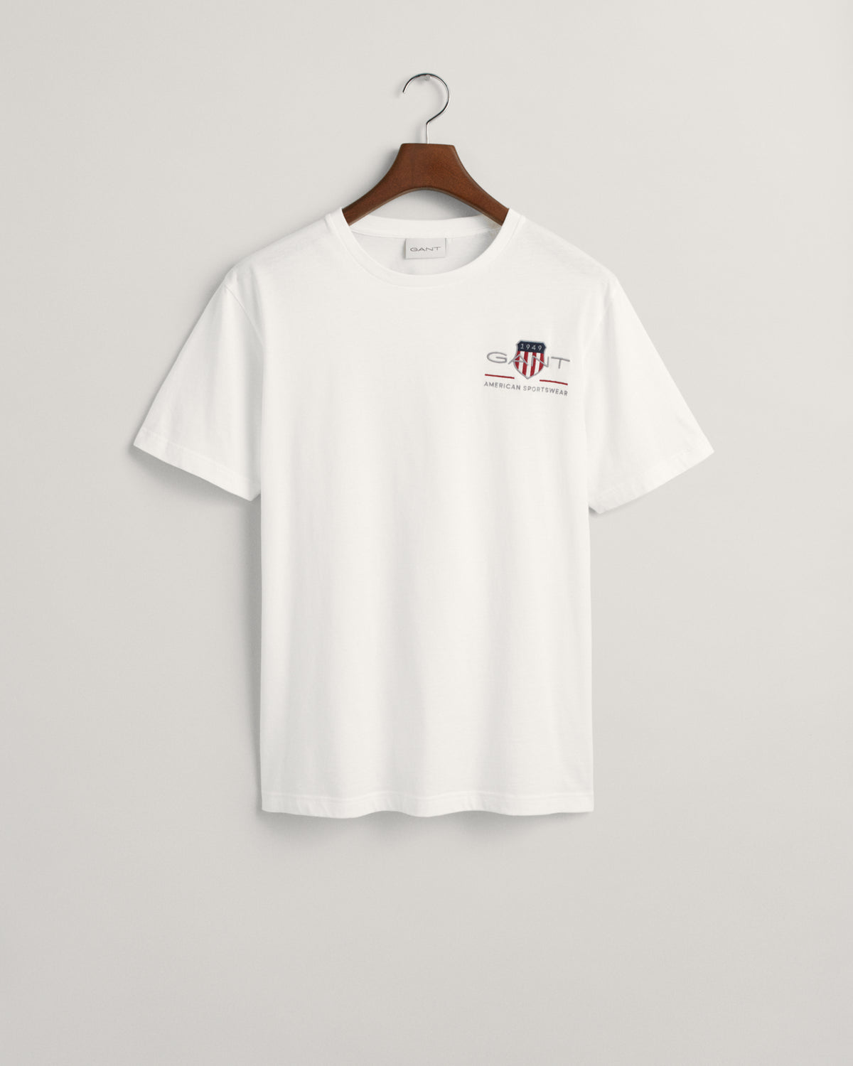 WHITE, REG ARCHIVE SHIELD EMB SS T-SHIRT, FLAT-LAY BY GANT AU.