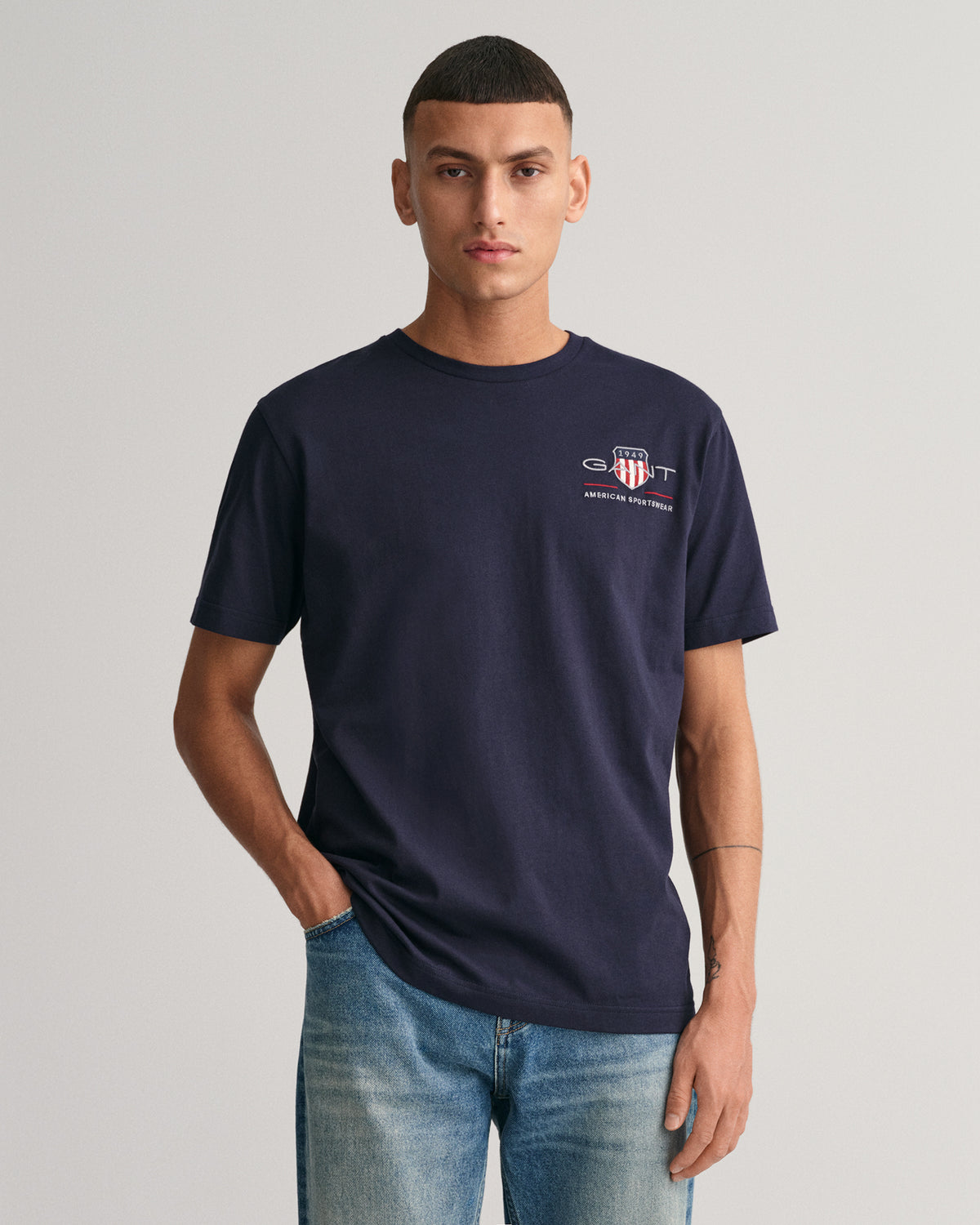 EVENING BLUE, REG ARCHIVE SHIELD EMB SS T-SHIRT, FRONT-VIEW BY GANT AU.