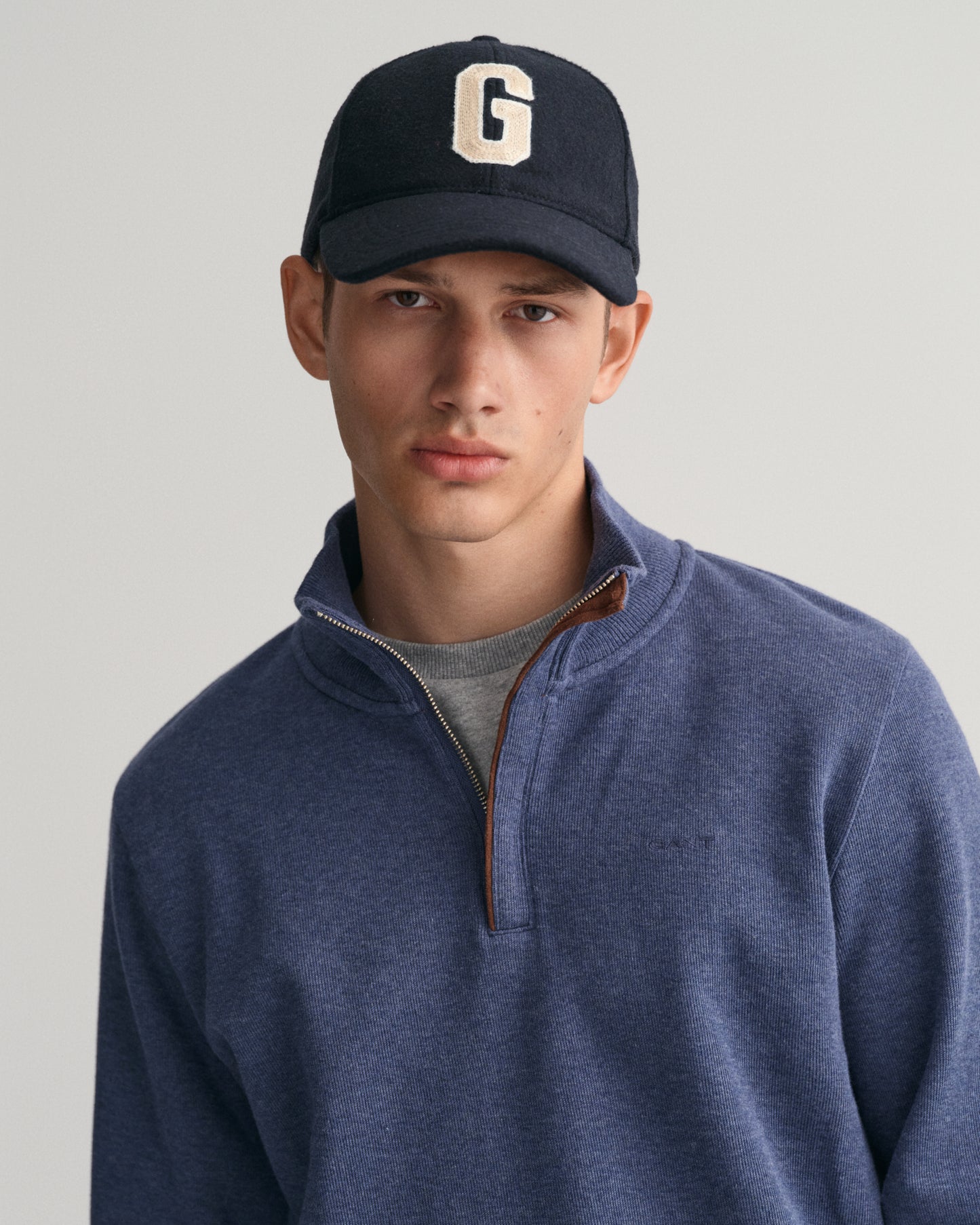 DK JEANSBLUE MELANGE, SACKER RIB HALF ZIP, CLOSE-UP BY GANT AU.