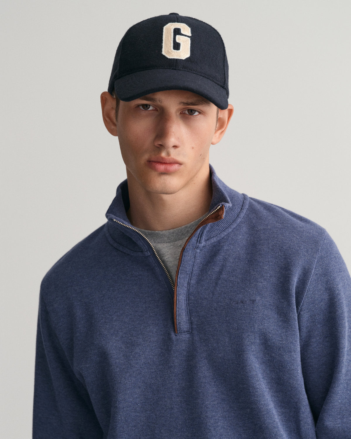 DK JEANSBLUE MELANGE, SACKER RIB HALF ZIP, CLOSE-UP BY GANT AU.