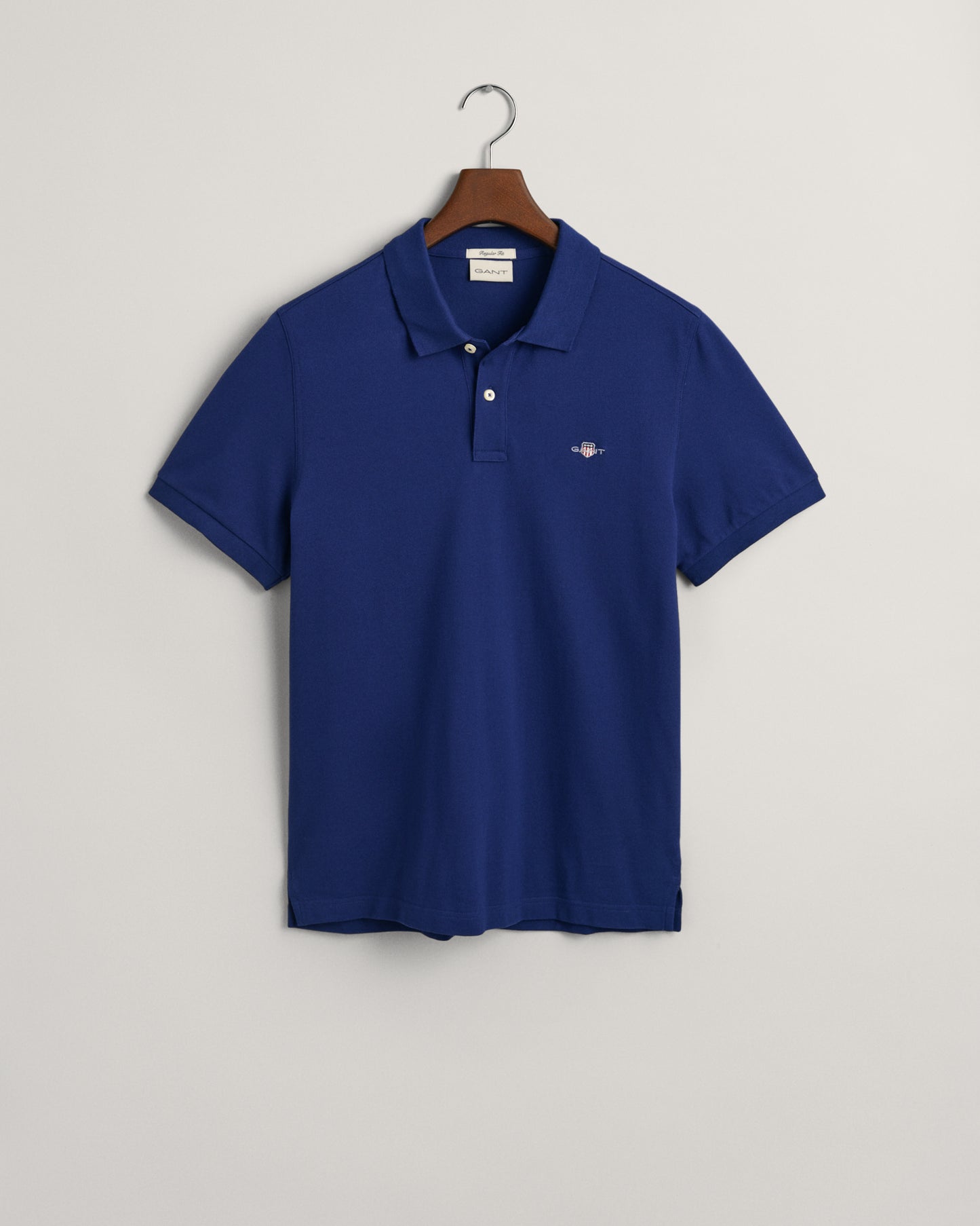 RICH NAVY, REG SHIELD SS PIQUE POLO, FLAT-LAY BY GANT AU.