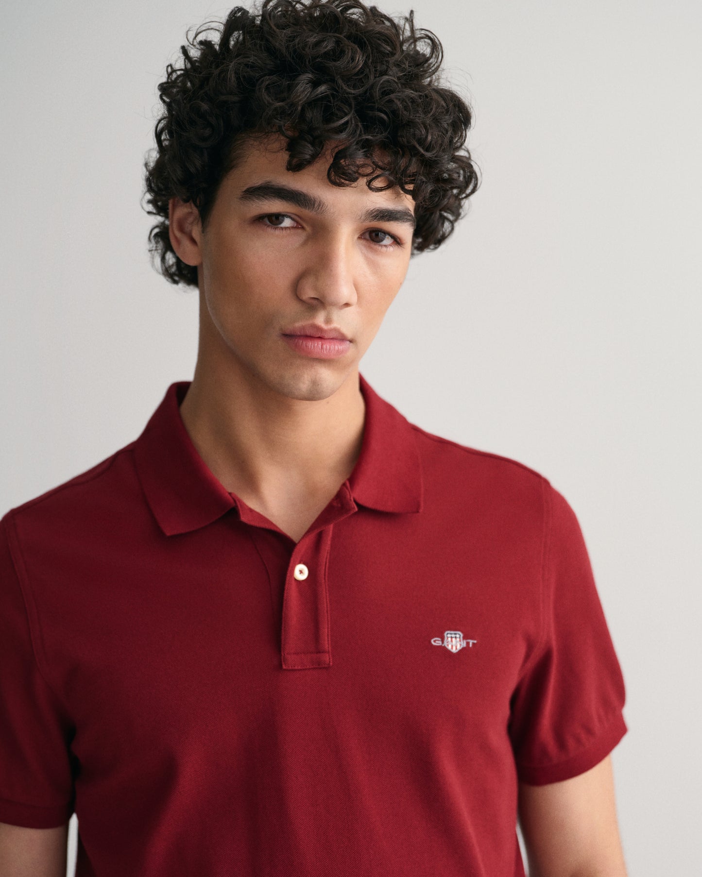 PLUMPED RED, REG SHIELD SS PIQUE POLO, CLOSE-UP BY GANT AU.