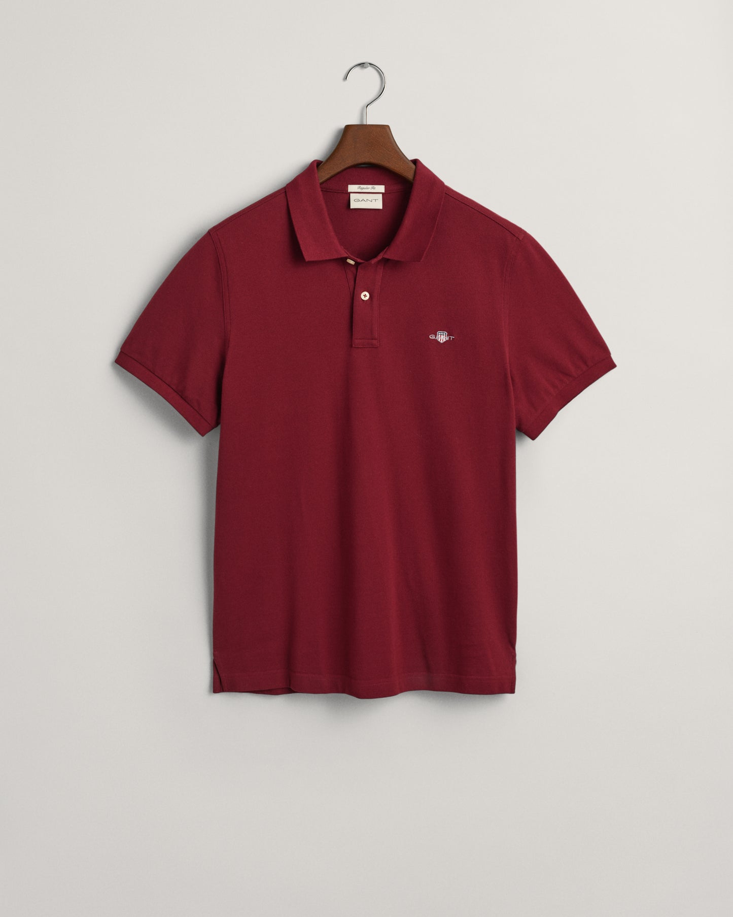 PLUMPED RED, REG SHIELD SS PIQUE POLO, FLAT-LAY BY GANT AU.