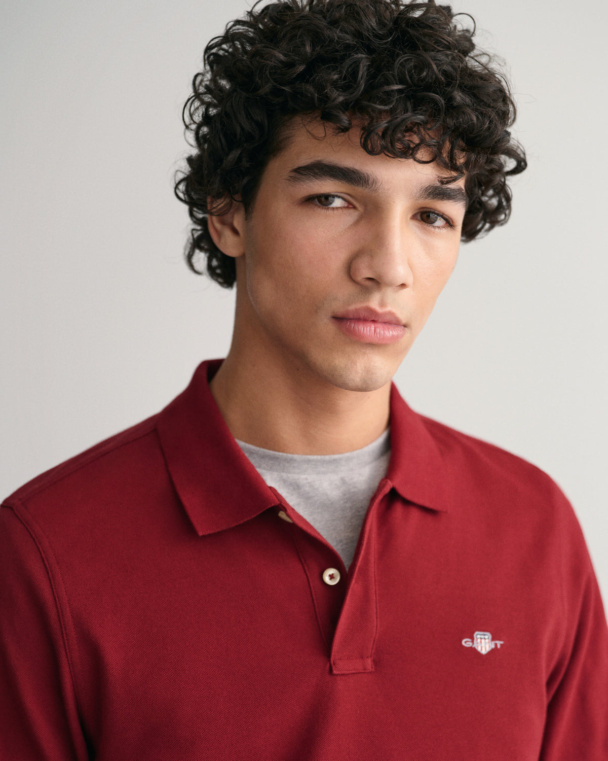 PLUMPED RED, REG SHIELD LS PIQUE POLO, CLOSE-UP BY GANT AU.