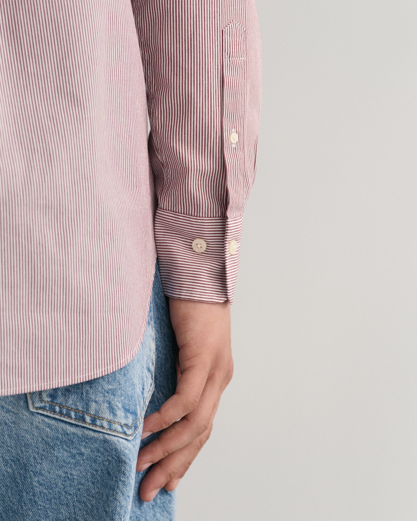 PLUMPED RED, REG POPLIN BANKER SHIRT, CLOSE-UP BY GANT AU.